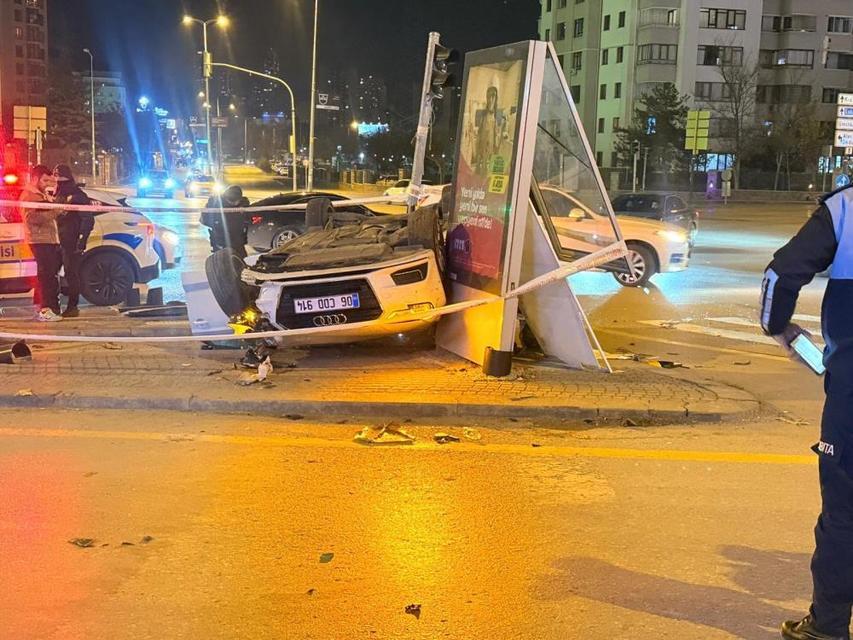 Otomobille motosiklet çarpıştı: 4 yaralı