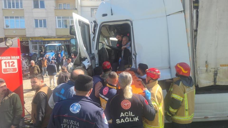 Tır, motosiklet ve kamyon birbirine girdi: 5 yaralı