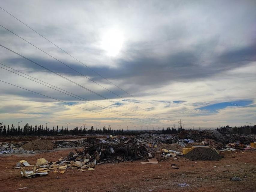 Boş arazi çöplüğe çevrildi
