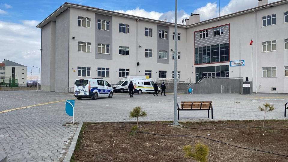 TARTIŞTIĞI ÖĞRETMENİ OKULDA TABANCAYLA YARALADI
