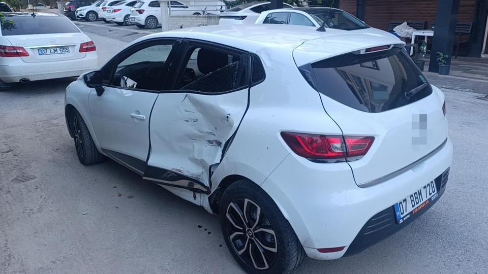 Motosiklet otomobile çarptı