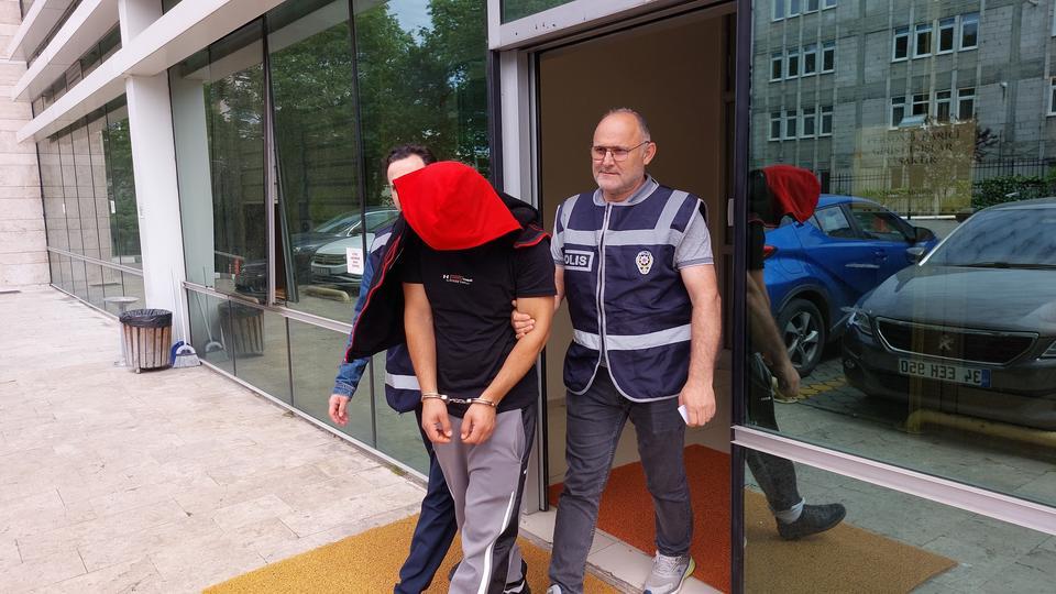 EVİNE MİSAFİRLİĞE GİTTİĞİ KADINI TACİZ ETTİĞİ İDDİASIYLA TUTUKLANDI