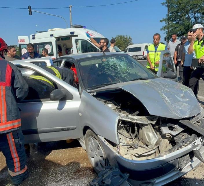 Otomobil ile kamyonet çarpıştı: 5 yaralı