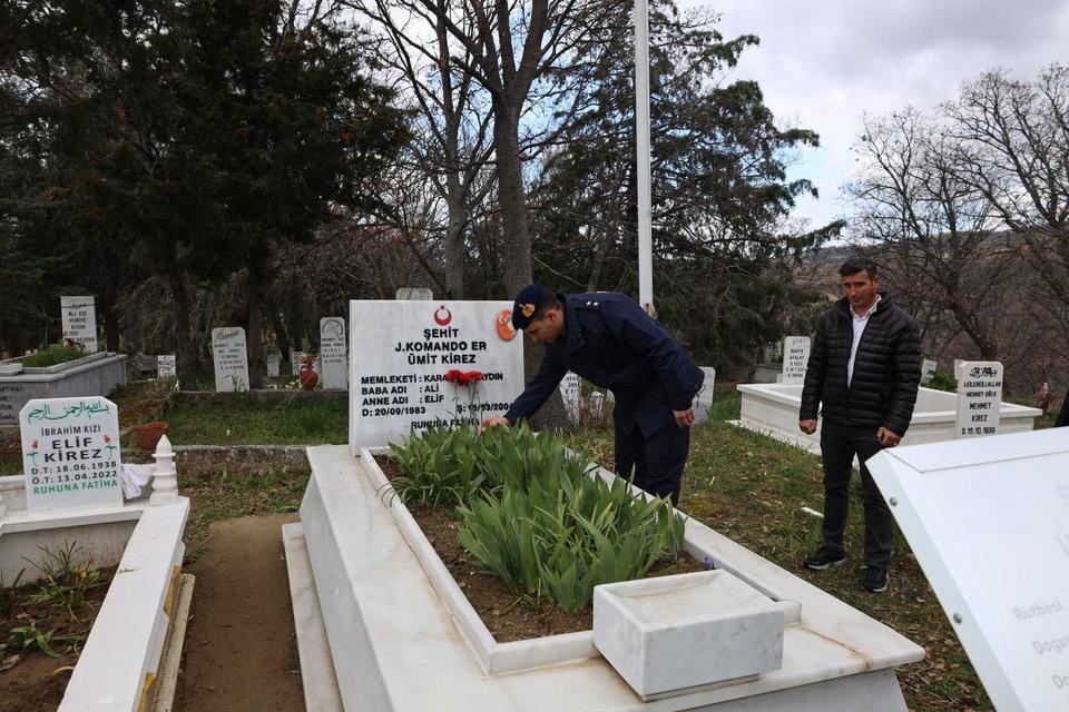 ŞEHİT KİREZ ŞEHADETİNİN 20. YILINDA MEZARI BAŞINDA ANILDI