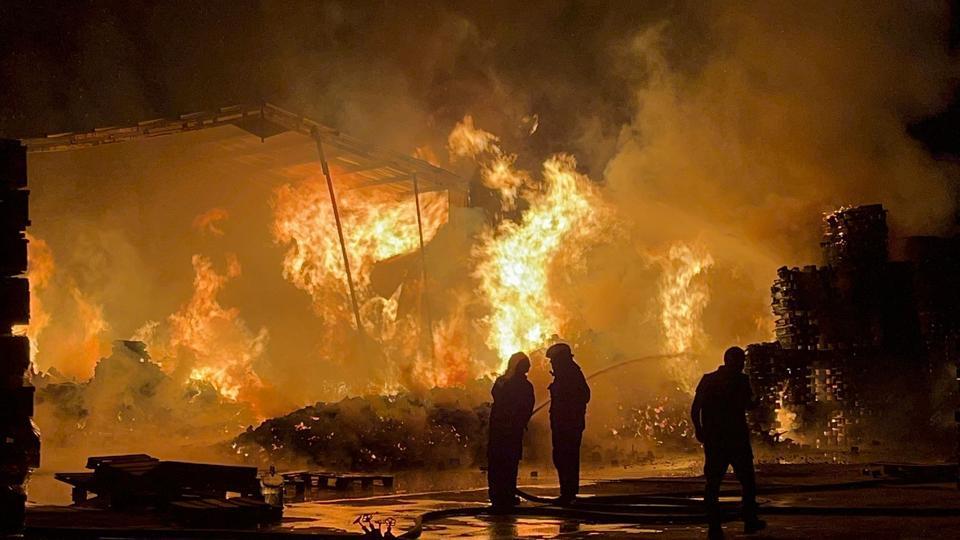 Palet fabrikası alevlere teslim oldu