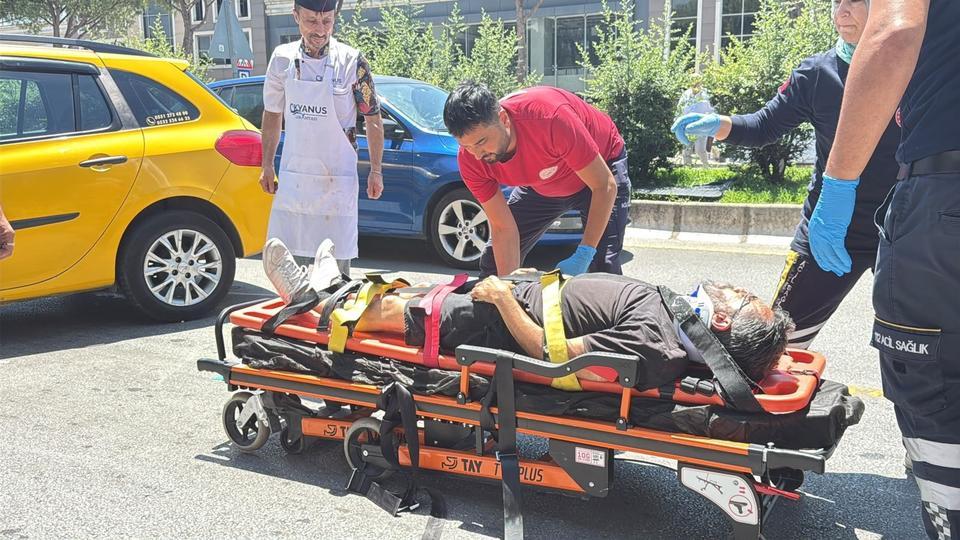 Park halindeki araçlara çarpan taksinin sürücüsü yaralandı
