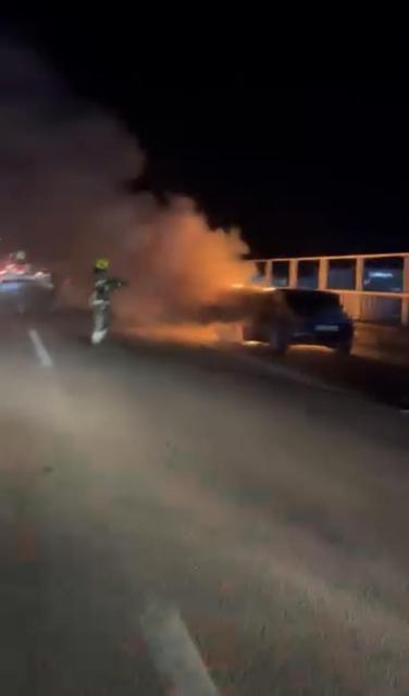 Seyir halindeki otomobil alev alev yandı