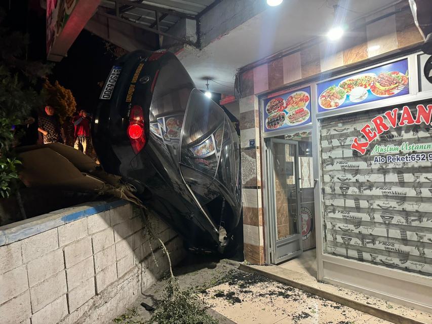 Fren yerine gaza basan sürücü lokantaya daldı