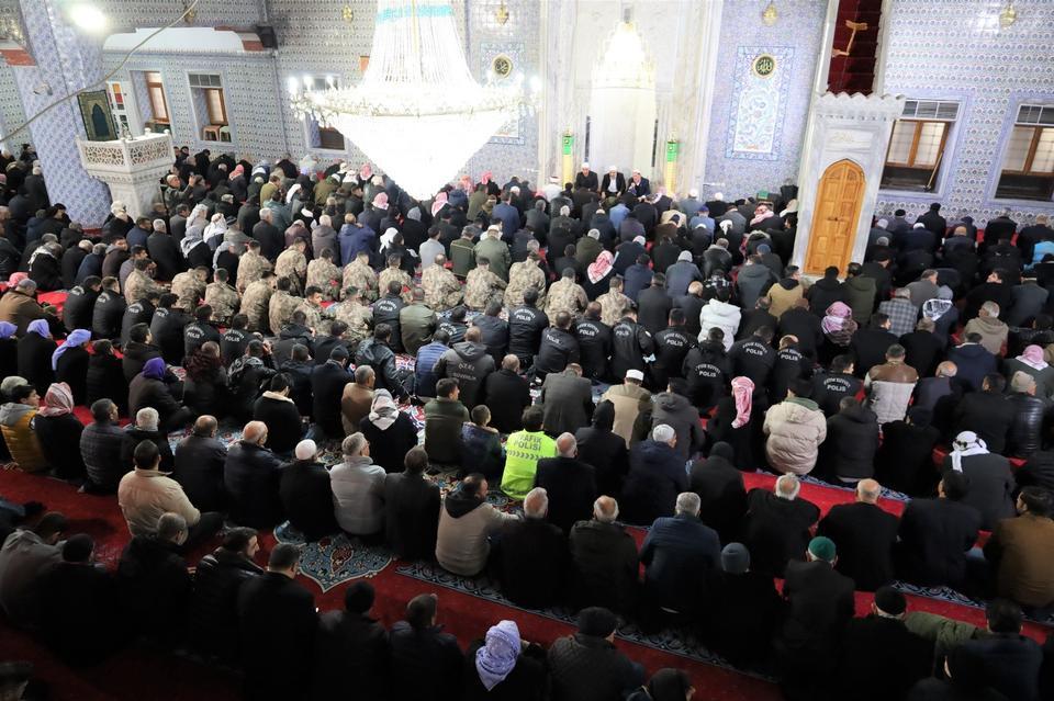 ŞANLIURFA'DA DEPREM ŞEHİTLERİ İÇİN MEVLİT OKUTULDU