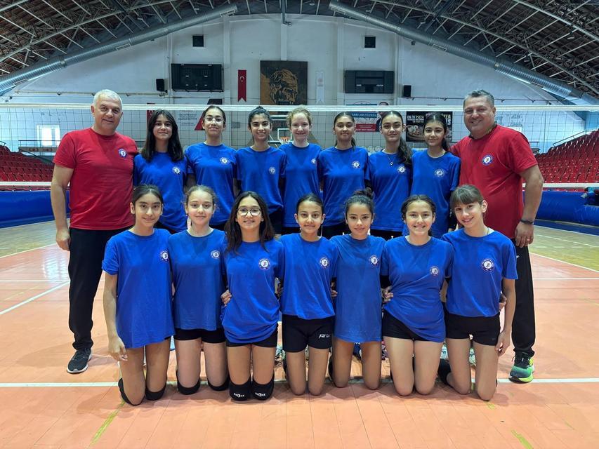 SÖKE VOLEYBOL TAKIMI MİDİ KIZLAR'DA TÜRKİYE FİNALLERİNE YÜKSELDİ