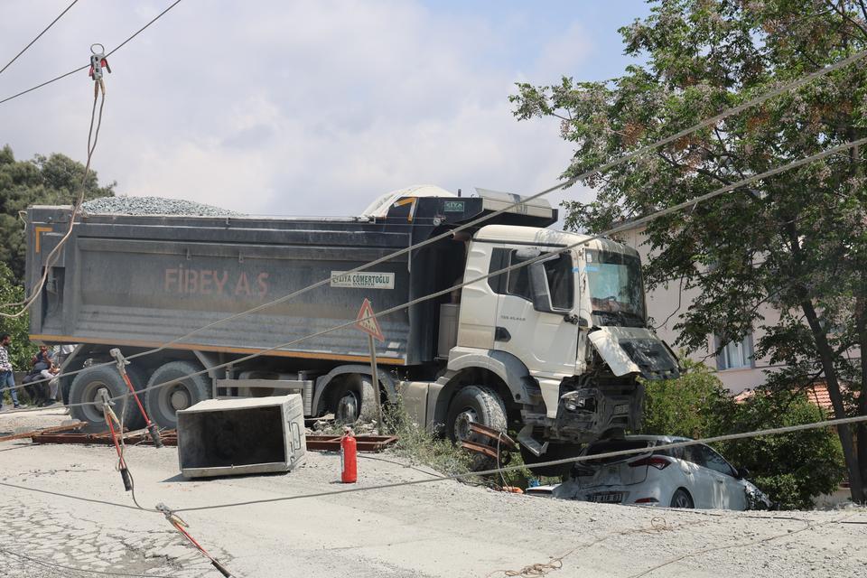 HAFRİYAT KAMYONU OTOMOBİLİN ÜZERİNE DEVRİLMEYE RAMAK KALA DUVARDA ASILI KALDI