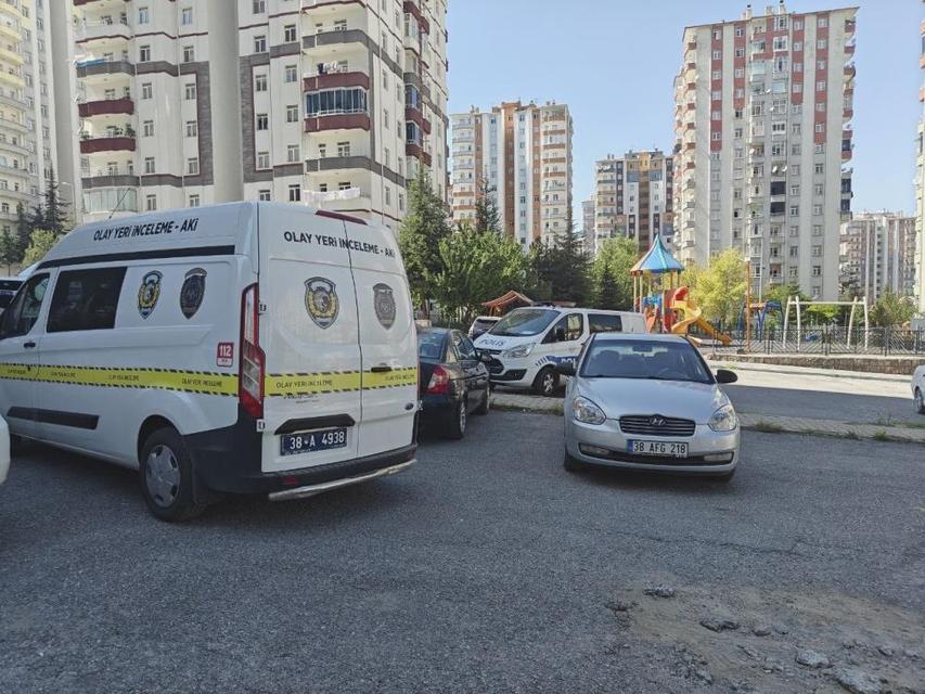 Bıçaklanan bina görevlisi hayatını kaybetti