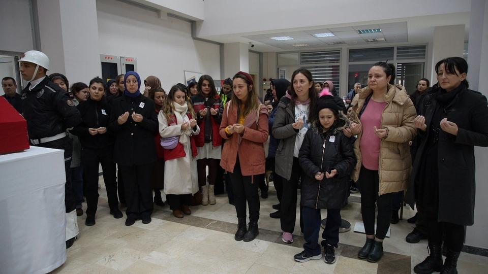 GÖREV ARKADAŞLARININ EN ZOR GÜNÜ: ÖLDÜRÜLEN POLİS ARKADAŞINI GÖZYAŞLARIYLA UĞURLADILAR MESLEKTAŞININ SİLAHIYLA VURULAN POLİS EDİRNE'DE TÖRENLE UĞURLANDI