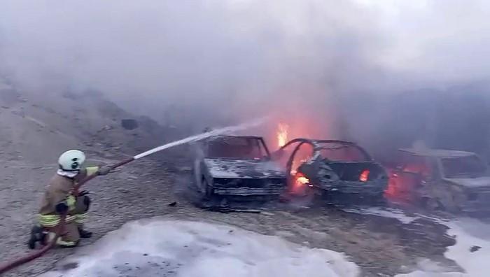 Yanan 8 araç demir yığını haline geldi