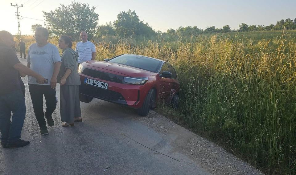2 otomobil çarpıştı: 3 yaralı