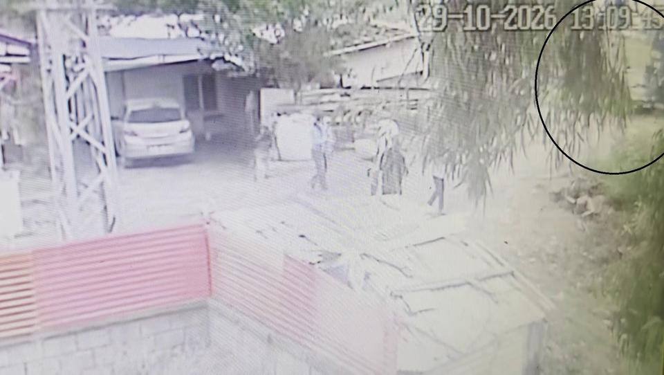 TRENİN ÇARPMASIYLA METRELERCE SÜRÜKLENEN OTOMOBİLDEKİ ANNE ÖLDÜ, OĞLU YARALANDI KAZA ANLARI KAMERAYA YANSIDI