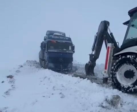 TEKİRDAĞ'DA KARDA MAHSUR KALAN ARAÇLAR KURTARILDI