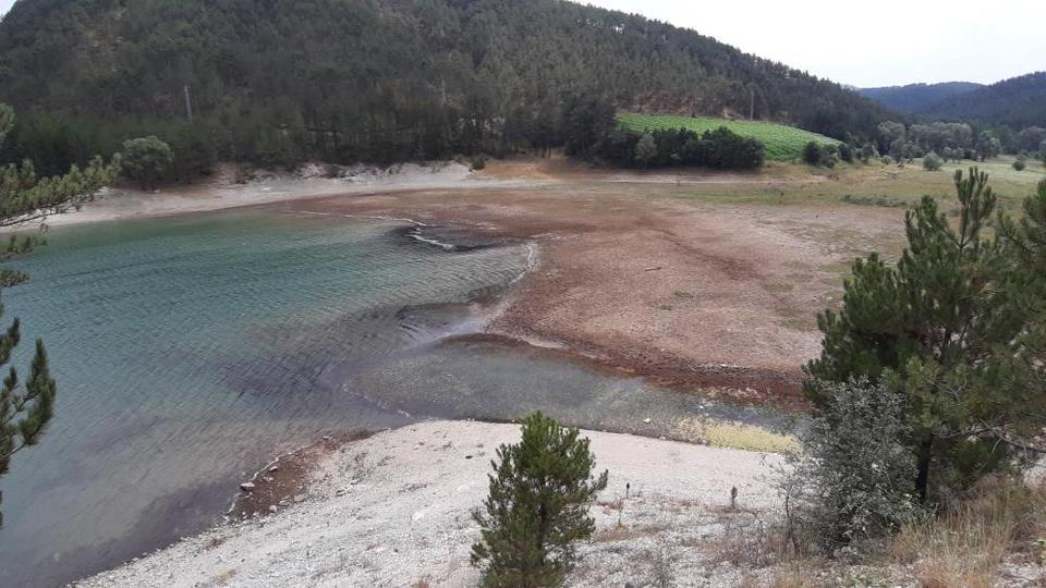 Sular çekildi, göl kuruma noktasına geldi