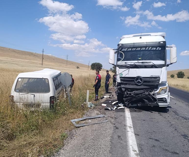 Tırla çarpışan minibüsün şoförü hayatını kaybetti