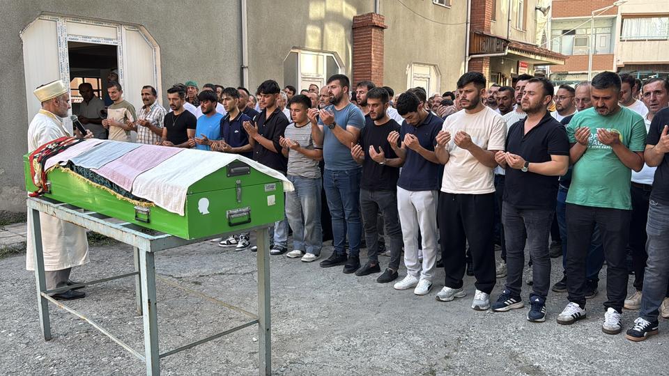 EŞİ TARAFINDAN ÖLDÜRÜLEN 3 ÇOCUK ANNESİ KADIN TOPRAĞA VERİLDİ