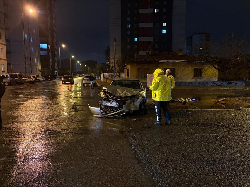 Kazada savrulan otomobil ağacı ikiye böldü: 4 yaralı