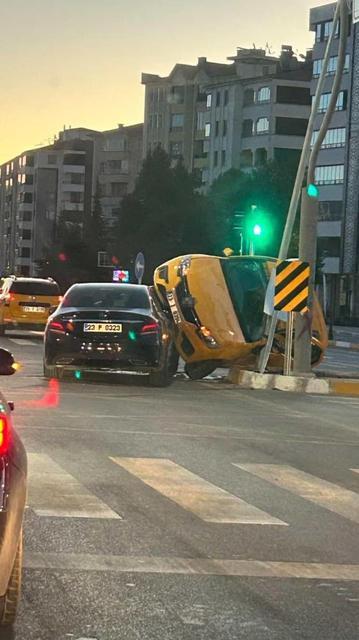 Ticari taksi ile otomobil çarpıştı: 2 yaralı