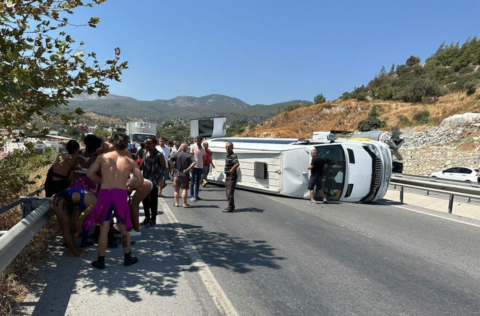 Aydın'da yabancı turistleri taşıyan midibüs devrildi