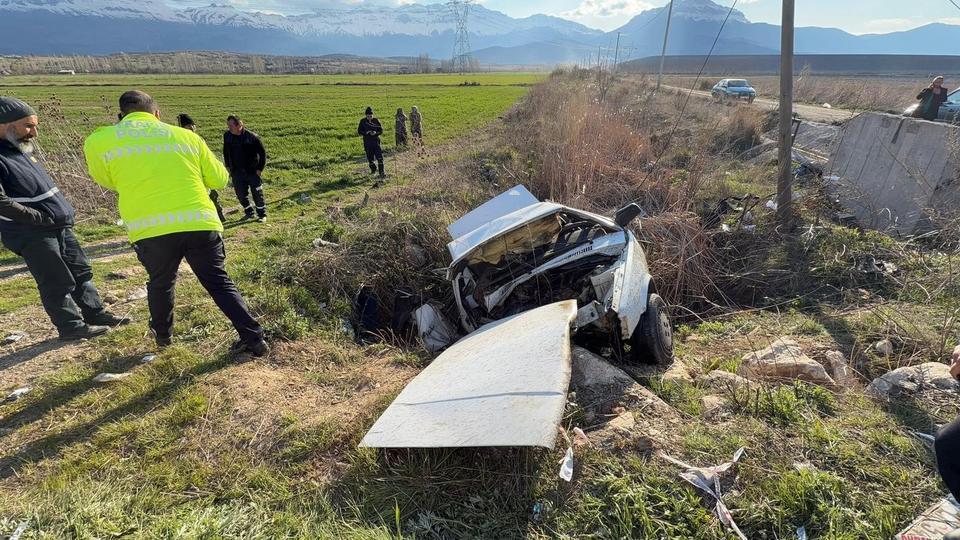 Kontrolden çıkan otomobil şarampole yuvarlandı