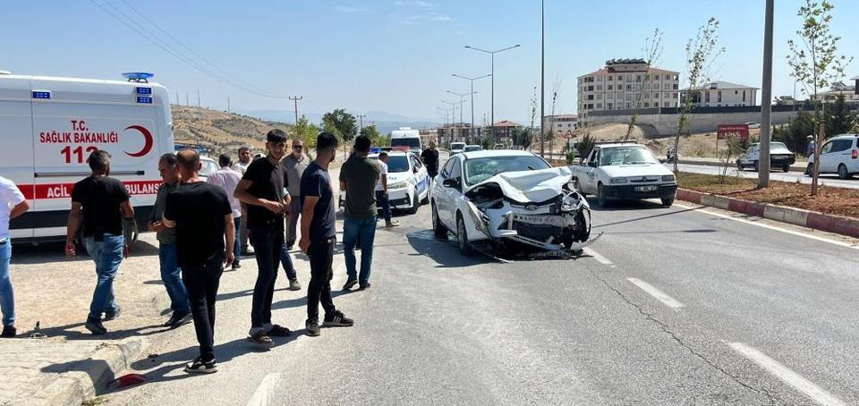 İki otomobil çarpıştı: 2 yaralı