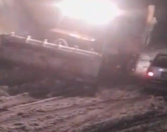 Yoğun kar yağışı nedeniyle çok sayıda araç yolda kaldı