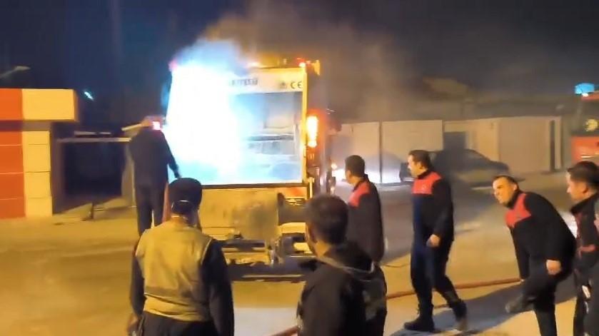 Çöp toplama sırasında yanan kamyonunu itfaiyeye sürdü