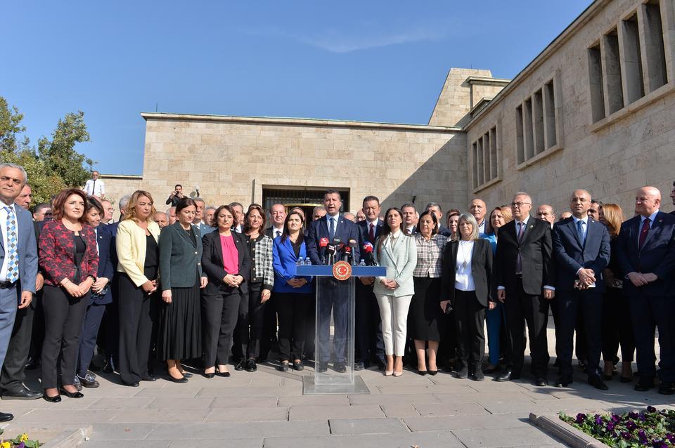 CHP'Lİ 95 MİLLETVEKİLİNDEN KILIÇDAROĞLU'NA DESTEK AÇIKLAMASI CHP BURDUR MİLLETVEKİLİ İZZET AKBULUT: "CHP TBMM GRUBU'NUN 130 MİLLETVEKİLİNDEN 95'İ OLARAK HAFTA SONU YAPILACAK OLAN 38. OLAĞAN KURULTAYIMIZDA GENEL BAŞKANIMIZ KEMAL KILIÇDAROĞLU'NU DESTEKLEME YÖNÜNDE İMZALARIMIZI VERDİK"