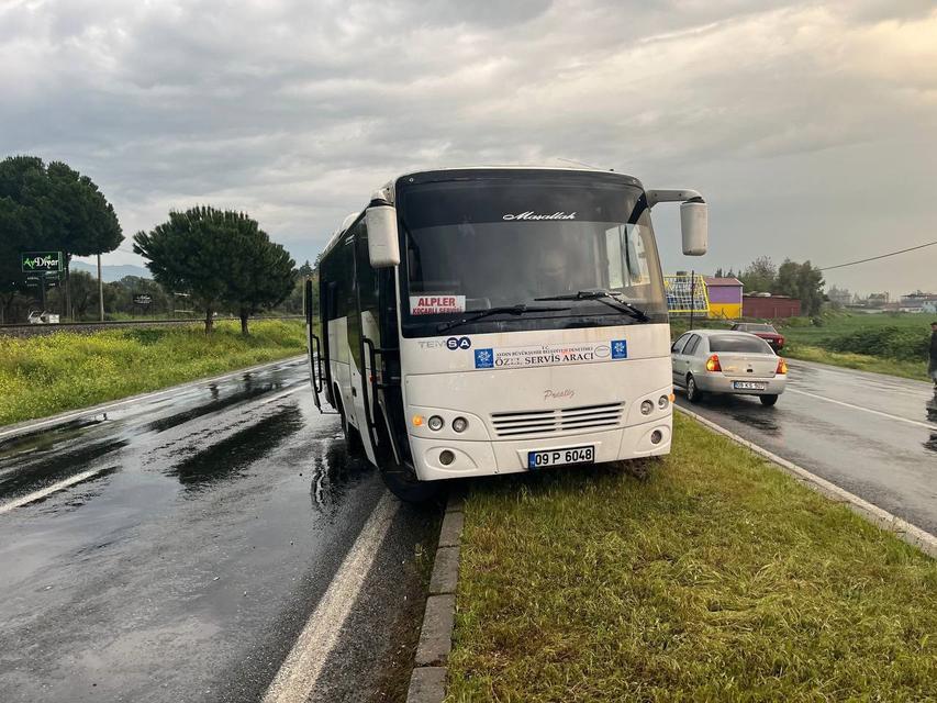 İŞÇİ TAŞIYAN SERVİS ARACI ORTA REFÜJE ÇIKTI
