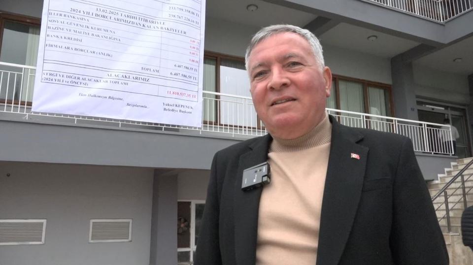 HONAZ BELEDİYESİ BORCUNUN OLMAYIŞINI BELEDİYE BİNASINA ASTIĞI PANKARTLA DUYURDU