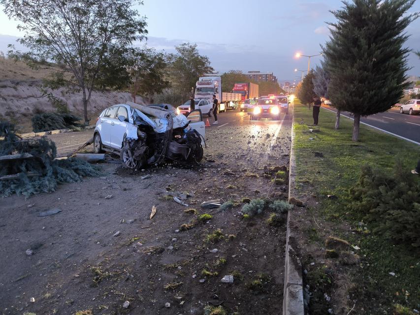 Aydınlatma direği devrildi, ortalık savaş alanına döndü