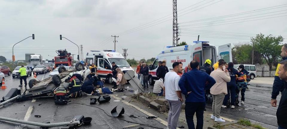 Aydın'da takla atan otomobil ters döndü: 2'si çocuk 5 yaralı