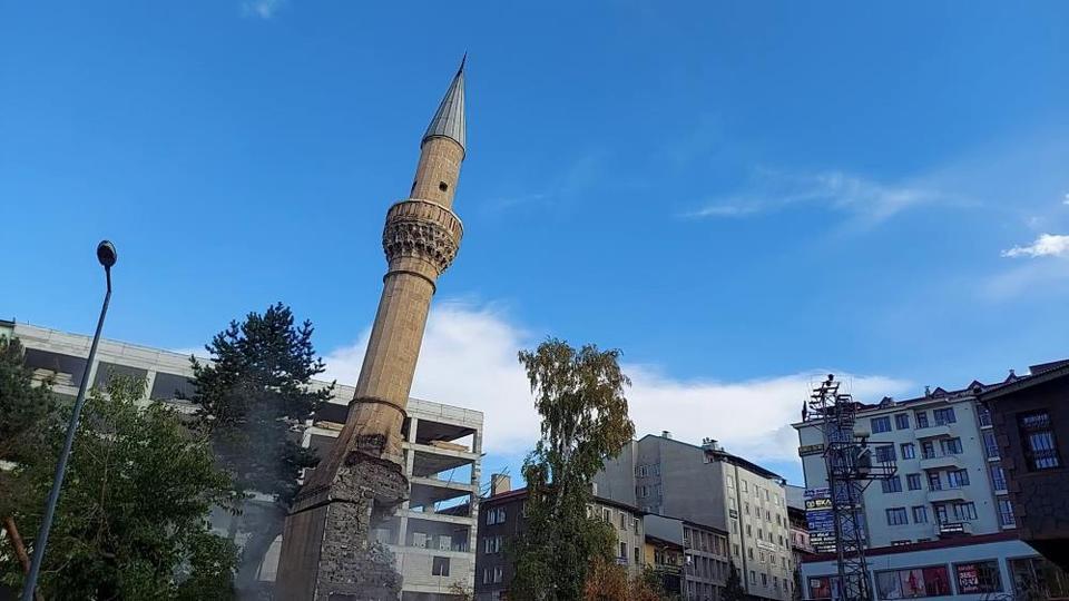 Minare saniyeler içinde yerle bir oldu