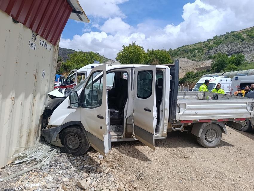 Kamyonet şantiye girdi: 3 yaralı