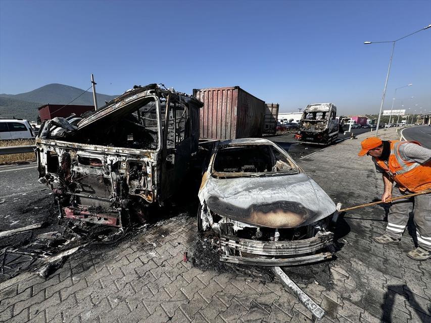 İZMİR'DE KAZA YAPAN 3 ARAÇ YANARAK KÜLE DÖNDÜ: 6 YARALI