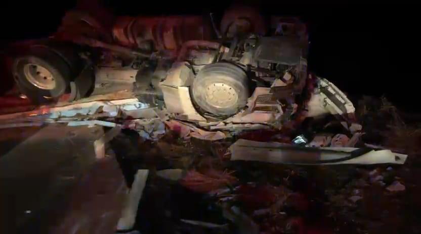 Devrilen tırın sürücüsü hayatını kaybetti