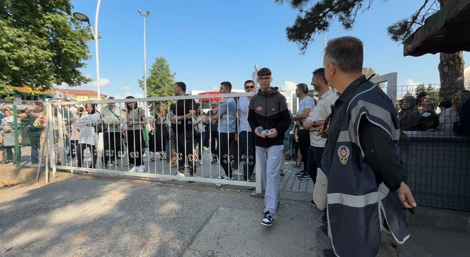 LGS'YE GİRECEK OLAN ÖĞRENCİ KİMLİĞİNİ UNUTTU, YARDIMINA POLİS EKİPLERİ KOŞTU
