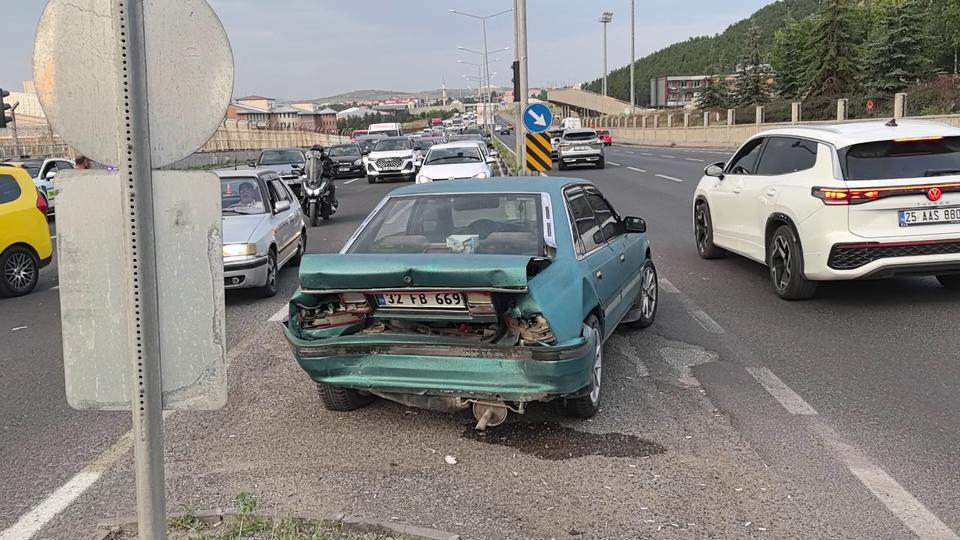 ERZURUM'DA ZİNCİRLEME TRAFİK KAZASI: 3 YARALI