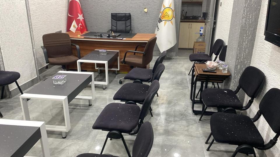 AK Parti'ye taşlı saldırı