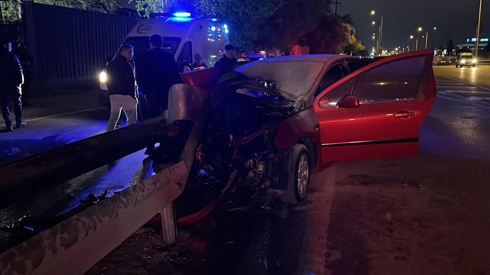 Yanan otomobilde sıkışan sürücüyü ekipler kurtardı