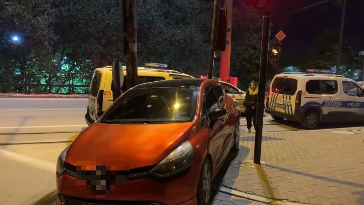Alkollü sürücü, polis uygulamasından kaçarken trafik lambasına çarptı