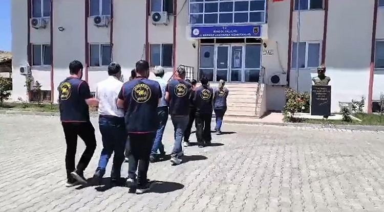 ÇANTA İÇERİSİNDE ÖLÜ BULUNAN BEBEĞİN FAİLLERİ 20 SENE SONRA YAKALANDI