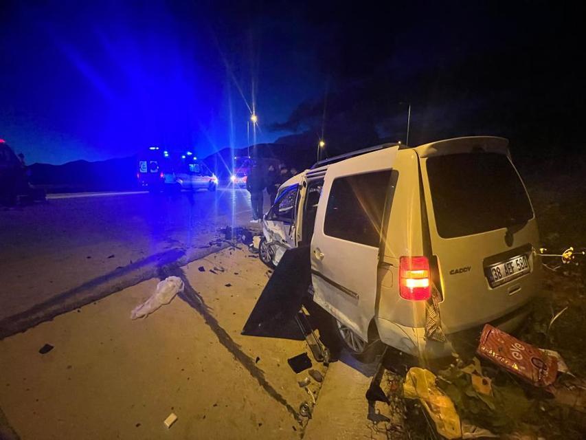 Otomobille hafif ticari araç çarpıştı: 1 ölü, 6 yaralı