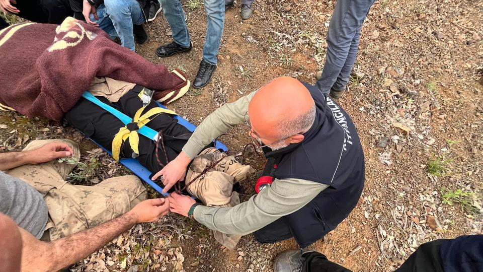 Uçurumdan düşen vatandaşı ekipler kurtardı