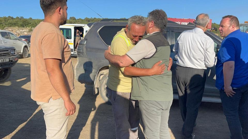 ALEVLERİN ARASINDAN KURTULDUKTAN SONRA AĞLAYARAK MÜDÜRÜNE SARILDI