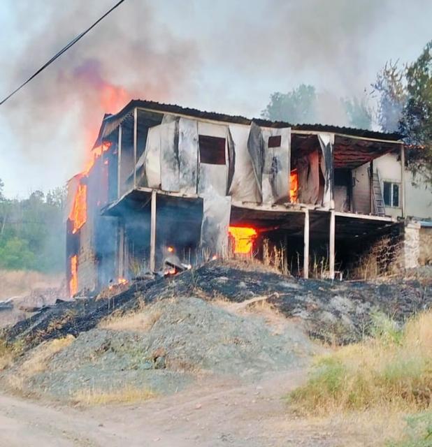 2 katlı ev yangında kullanılamaz hale geldi
